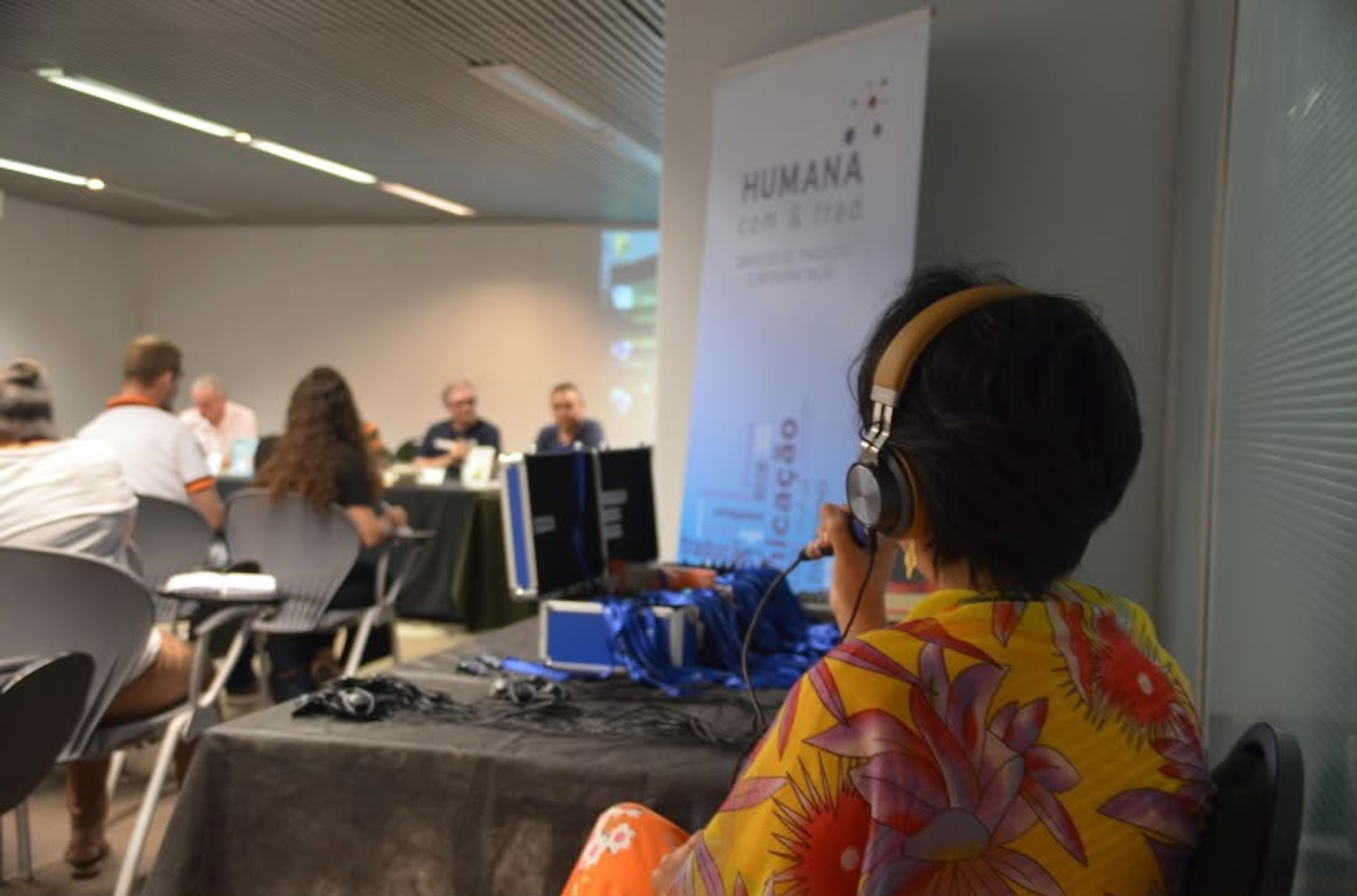 Intérprete da HUMANA em evento institucional