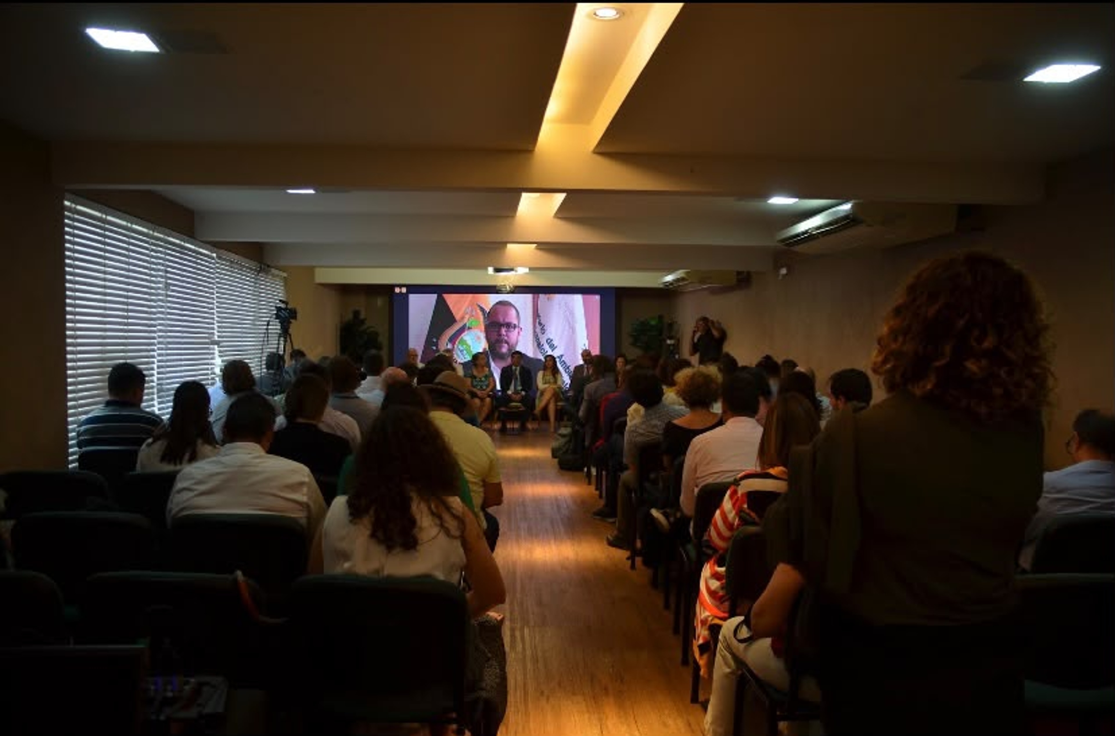 Reunião híbrida com interpretação simultânea remota