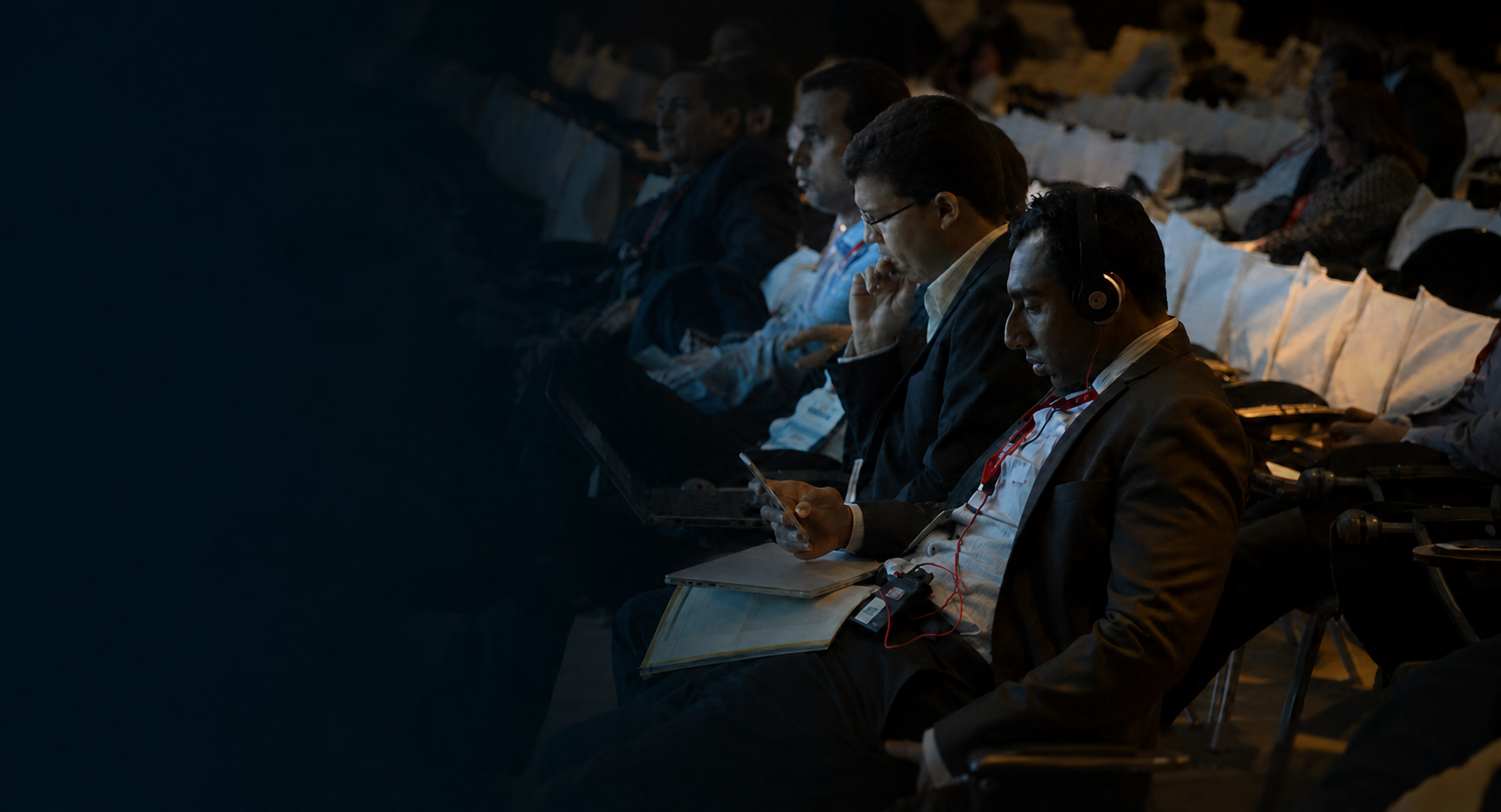 Público em evento com interpretação simultânea